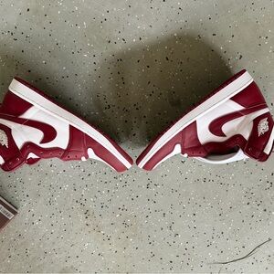 Jordan 1 Retro Maroon